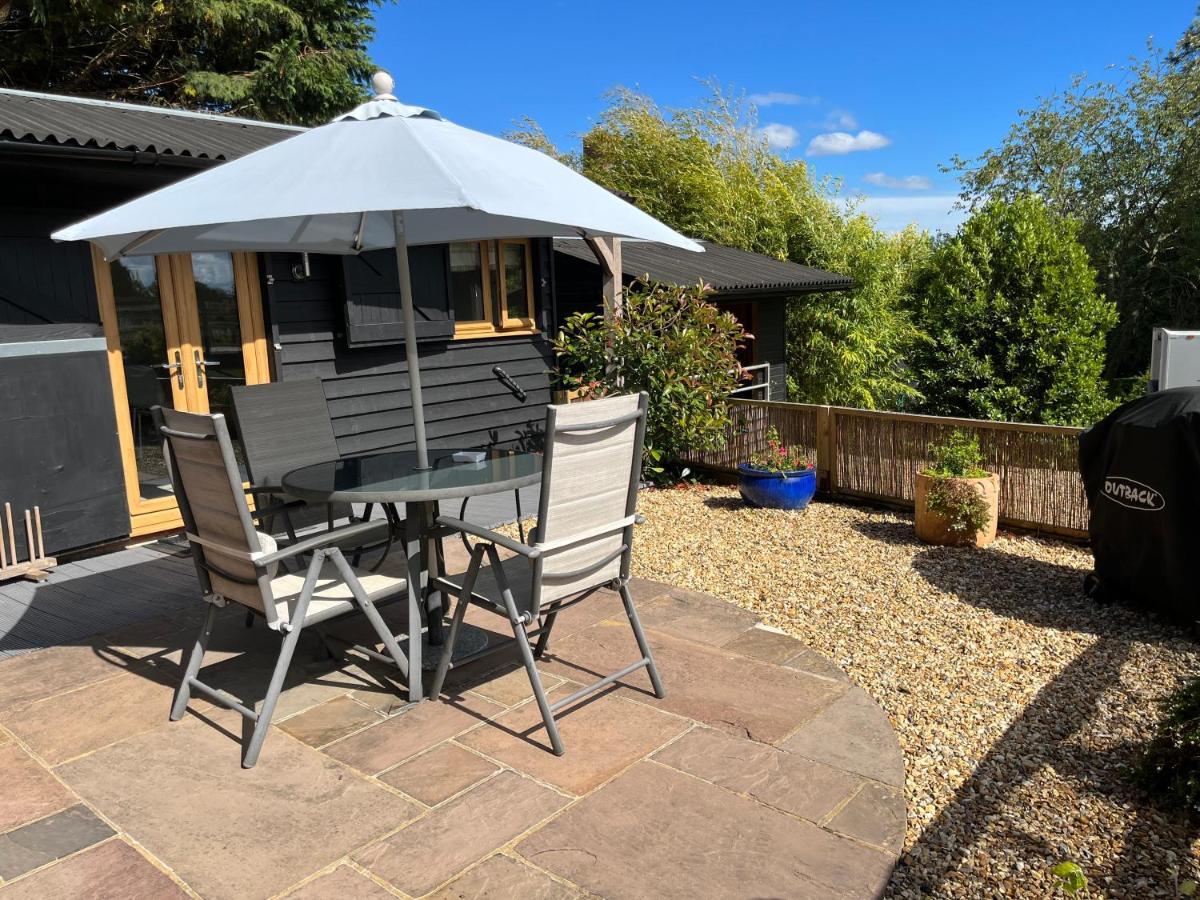 Hascombe Accommodation Exterior photo